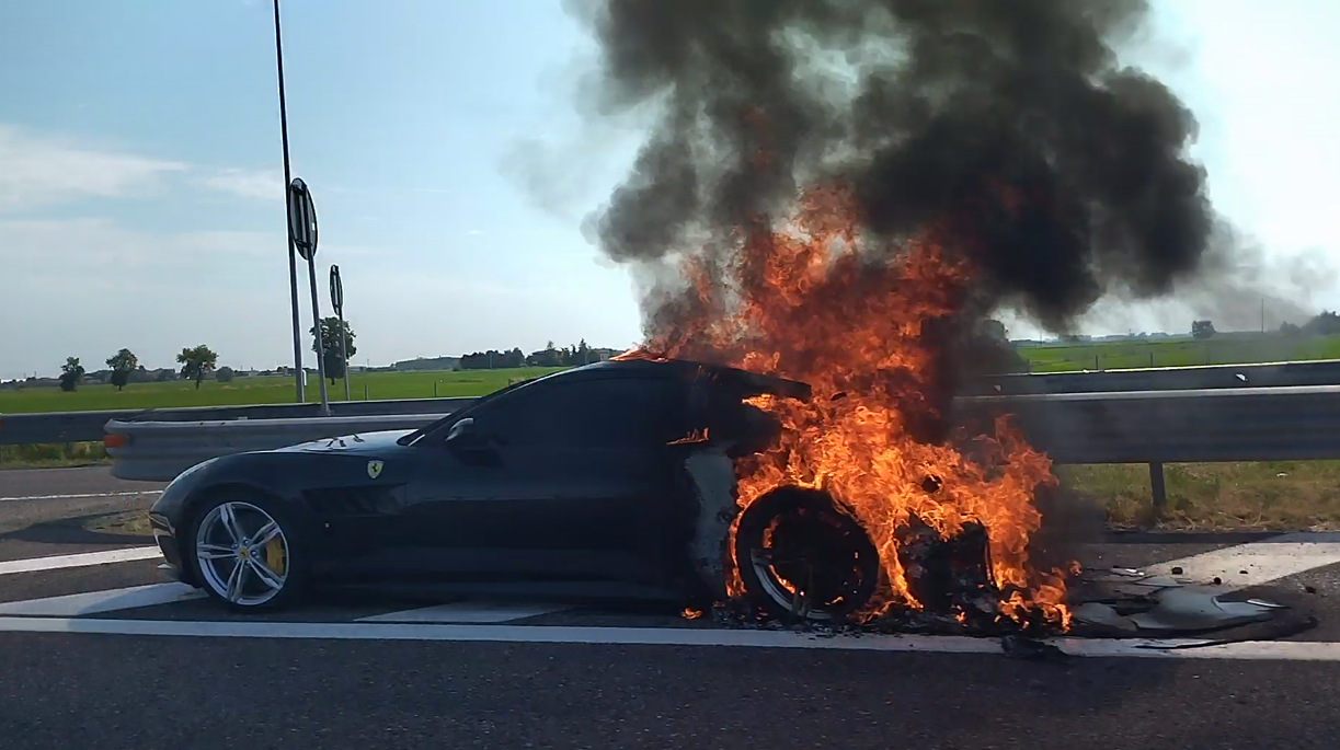 Une férrari en feu